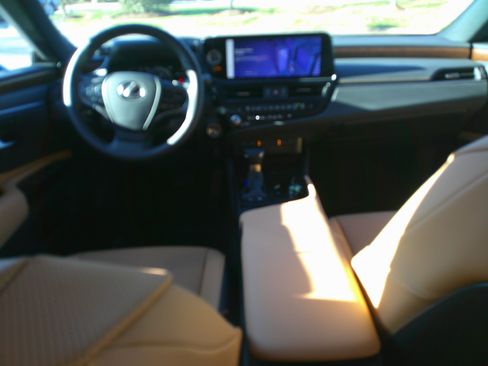 Used 2025 Lexus ES 300h w/ Premium Package image 31