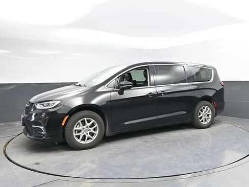 Used 2024 Chrysler Pacifica Touring-L FWD image 9