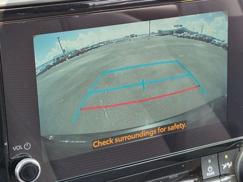 Used 2025 Toyota Highlander LE FWD image 12