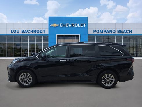 Used 2024 Toyota Sienna XLE FWD image 4