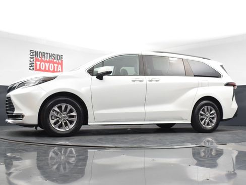 Used 2022 Toyota Sienna XLE image 28