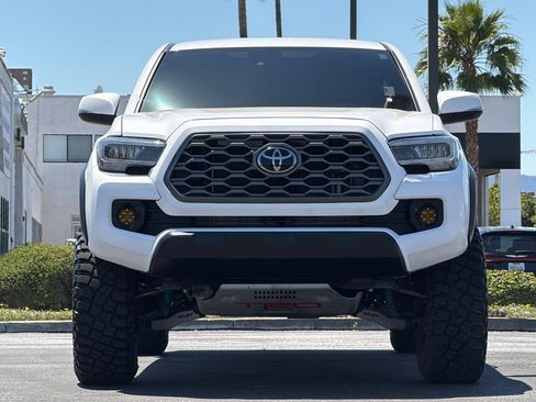 Used 2022 Toyota Tacoma TRD Off-Road AWD/4WD image 11