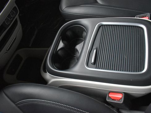 Used 2024 Chrysler Pacifica Touring-L FWD image 31