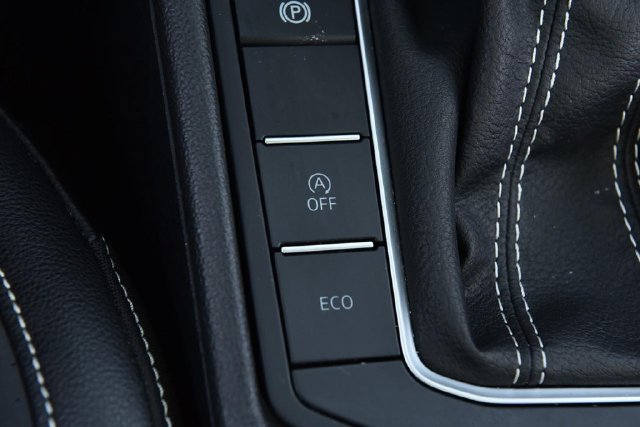 Used 2025 Volkswagen Jetta SE w/ Sunroof Package FWD image 18