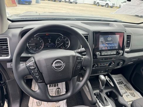 Used 2023 Nissan Frontier SV image 5