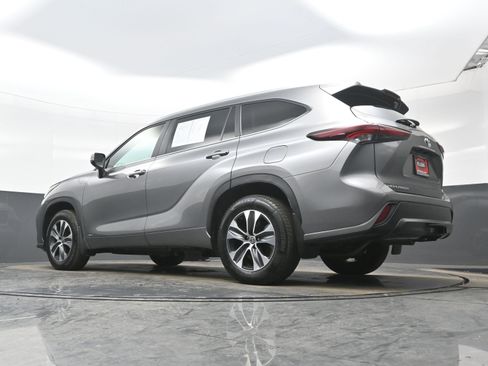 Used 2025 Toyota Highlander XLE image 32