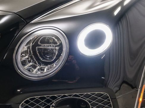 Used 2018 Bentley Bentayga AWD/4WD image 12