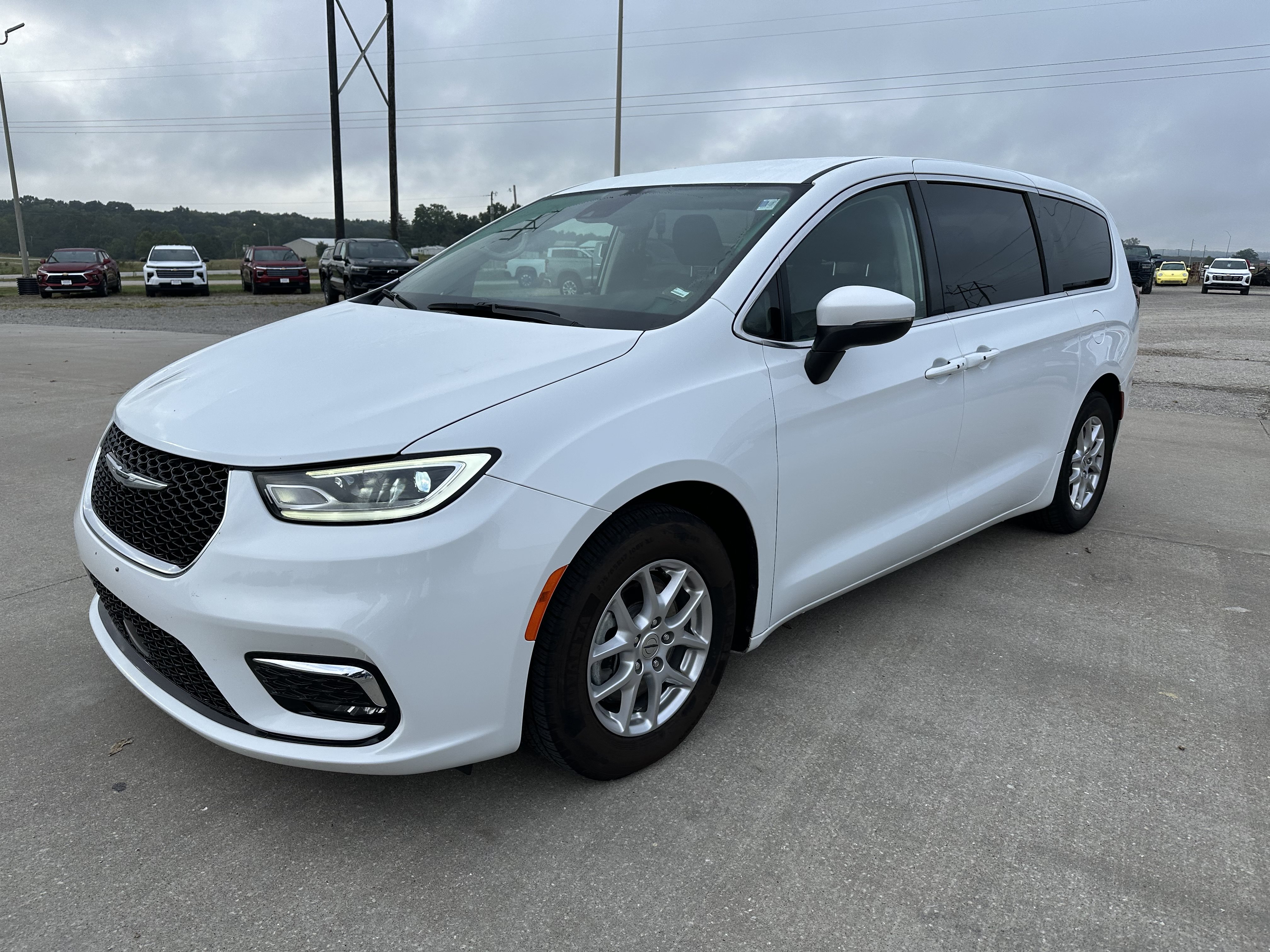 Used 2023 Chrysler Pacifica Touring-L FWD image 7
