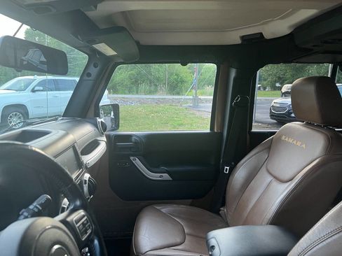 Used 2015 Jeep Wrangler Unlimited Sahara w/ Max Tow Package AWD/4WD image 10