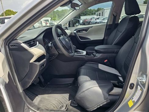 Used 2021 Toyota RAV4 XLE FWD image 17