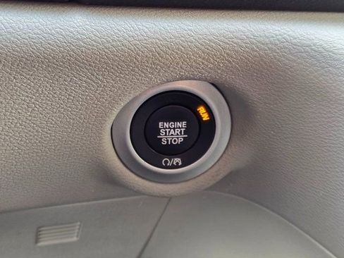 Used 2023 Chrysler Pacifica Touring-L FWD image 33