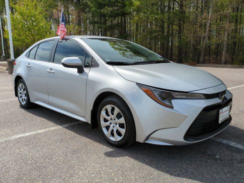 Used 2026 Toyota Corolla LE FWD image 2