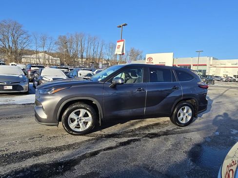Certified 2023 Toyota Highlander LE image 3