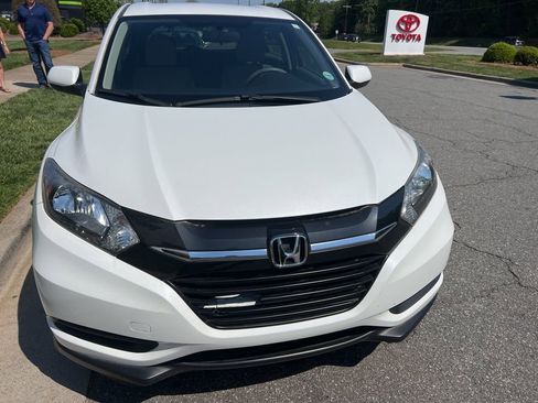 Used 2017 Honda HR-V LX image 3