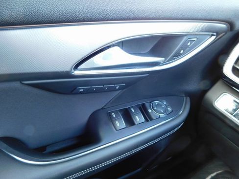 Certified 2025 Buick Envision Sport Touring image 26