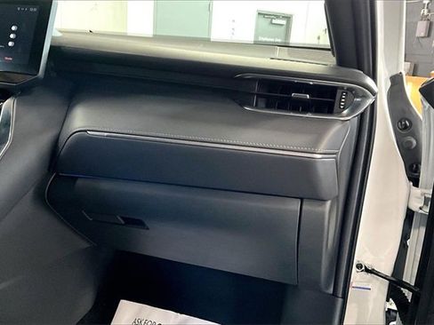 Used 2023 Toyota Venza Limited image 25