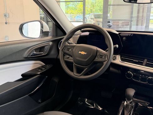 Used 2025 Chevrolet Trax LT FWD image 29