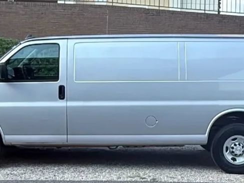 Used 2018 Chevrolet Express 3500 Extended w/ Driver Convenience Package RWD image 2
