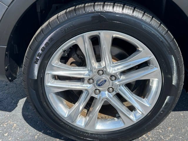 Used 2017 Ford Explorer XLT w/ Equipment Group 201A FWD image 6