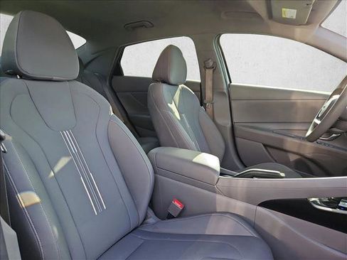 Used 2023 Hyundai Elantra SEL w/ Preferred Accessory Package FWD image 18
