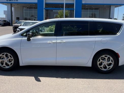 Used 2024 Chrysler Pacifica Limited FWD image 4