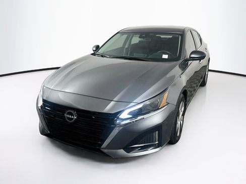 Used 2024 Nissan Altima 2.5 S FWD image 3