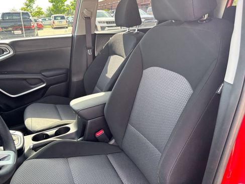 Used 2025 Kia Soul LX w/ LX Technology Package FWD image 34