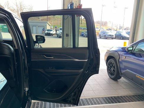 Used 2023 Jeep Grand Cherokee Limited image 18