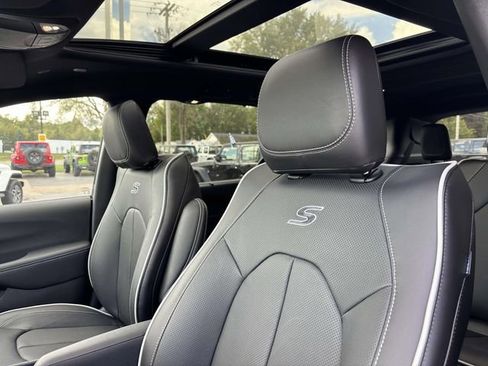 New 2026 Chrysler Pacifica Limited w/ S Appearance Package image 6