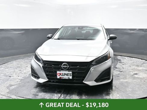 Used 2024 Nissan Altima 2.5 SV image 8