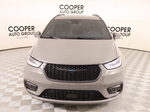 Used 2021 Chrysler Pacifica Limited w/ Uconnect Theater Family Group FWD image 10
