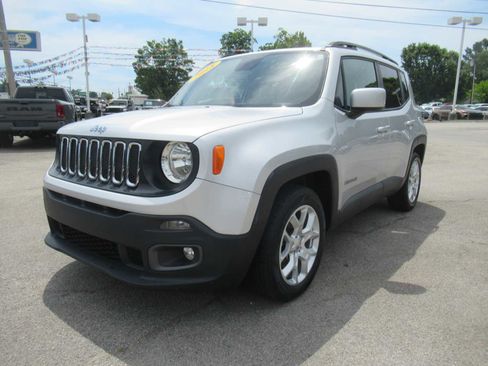Used 2018 Jeep Renegade Latitude FWD image 1
