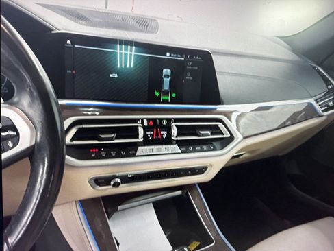 Used 2021 BMW X5 xDrive40i w/ M Sport Package image 6