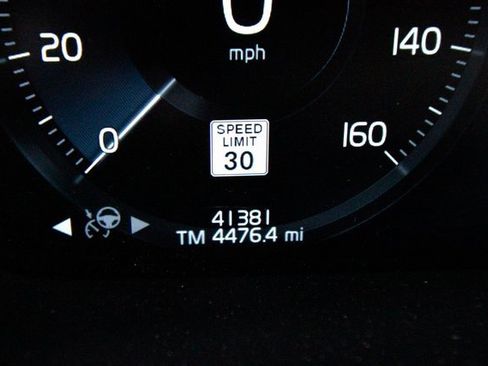 Certified 2022 Volvo XC90 T6 Momentum image 4