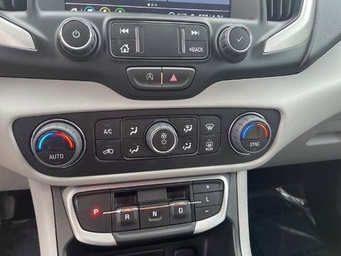 Used 2024 GMC Terrain SLT image 13