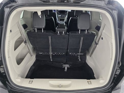 Used 2023 Chrysler Pacifica Limited image 19