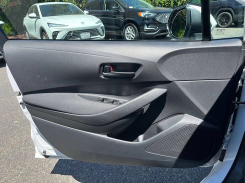 Used 2025 Toyota Corolla LE FWD image 18