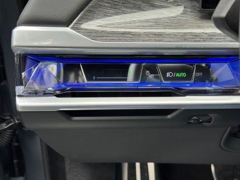 Used 2023 BMW 760i xDrive AWD/4WD image 19