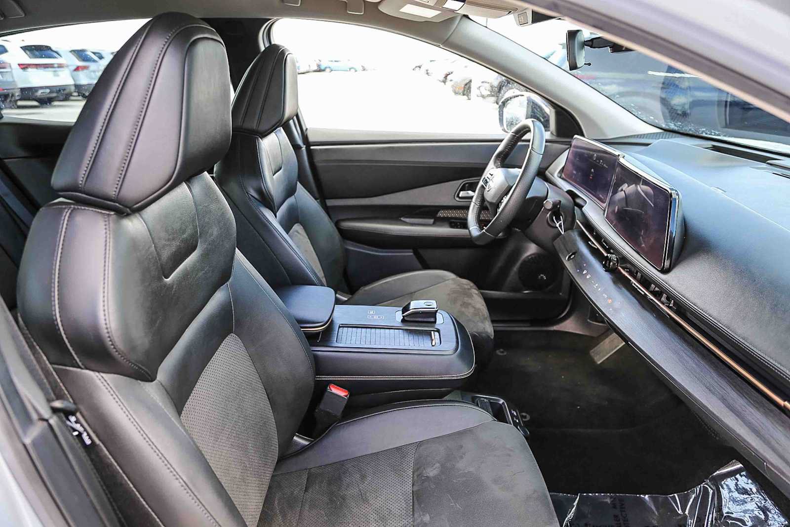 Used 2024 Nissan Ariya AWD image 15