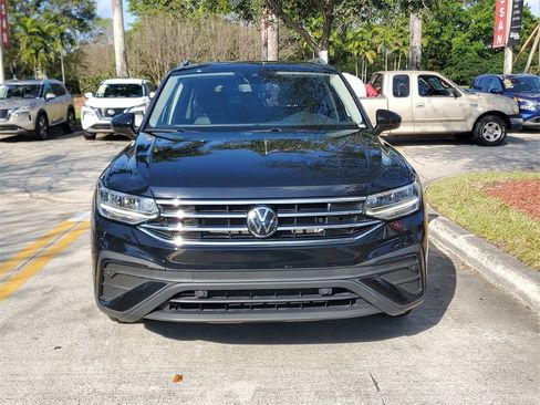 Used 2024 Volkswagen Tiguan SE image 2