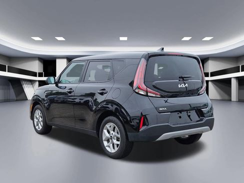 Certified 2025 Kia Soul LX w/ LX Technology Package FWD image 3