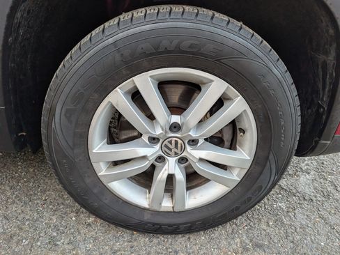 Used 2016 Volkswagen Tiguan S image 40