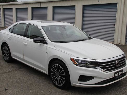 Used 2022 Volkswagen Passat 2.0T FWD image 4