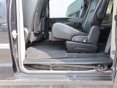 Used 2014 Chrysler Town & Country Touring FWD image 13