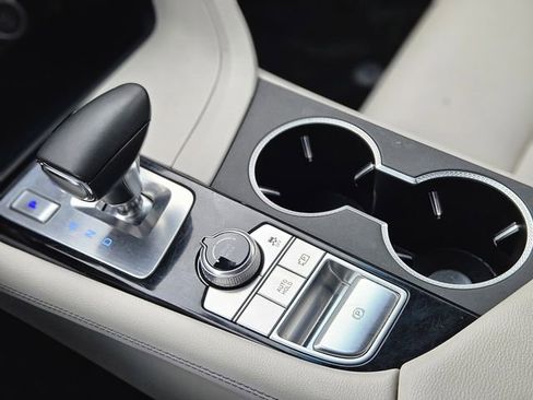 Used 2025 Genesis G70 2.5T image 26