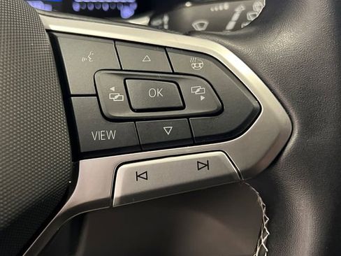 Certified 2025 Volkswagen Taos SE image 21