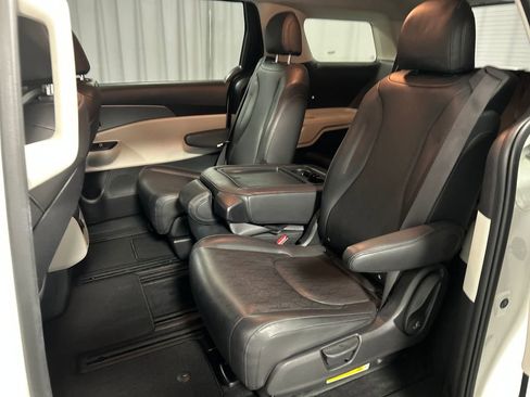 Used 2024 Kia Carnival LX image 21