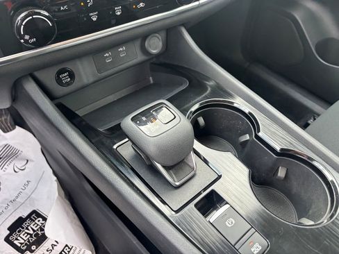 Used 2024 Nissan Rogue S image 18