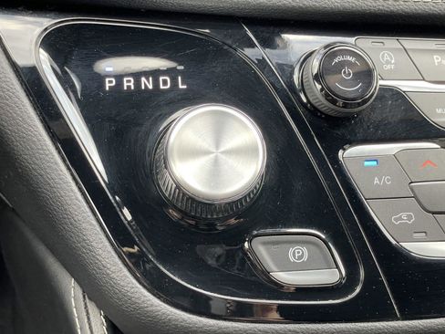 Used 2025 Chrysler Pacifica Limited image 25