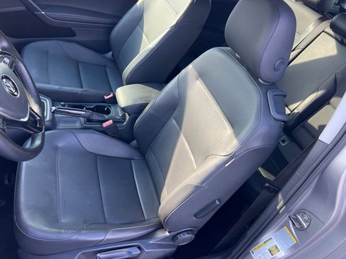 Used 2015 Volkswagen Golf S image 11